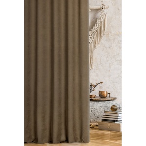 Závěs Adessa, tmavě hnědá, šití na míru, řasící páska,  velurovo-semišový vzhled, působí teplým a útulným dojmem