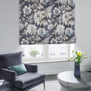Římská roleta na míru, vzor Misha dimout silně stínící, grafitový podklad s květovým vzorem