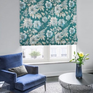 Římská roleta na míru, vzor Misha dimout silně stínící, tyrkysový podklad s květovým vzorem