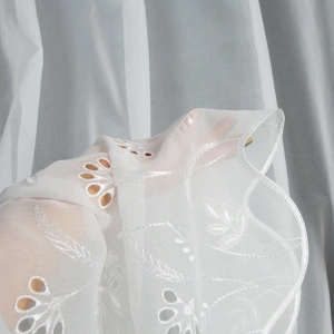 Záclona F33849, matná záclonovina s ažurovou výšivkou  v dolní části, šití na míru