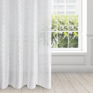 Záclona Seylan,  bílá záclona se stříbrným vzorem,  velikost  140x250cm, na kroužcích, lze zkrátit