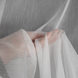 Záclona na míru F3035, bílá s jemným vzorem deštíku, řasící páska, dole zátěžový lem