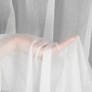 Záclona na míru F40040, bílá s jemným leskem, vzor deštíku, není třeba žehlit, výška až 305cm, dole zátěžový lem
