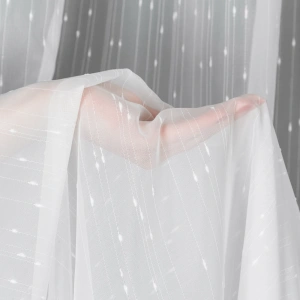 Záclona F4331, bílá matná, svislé tenké proužky s viditelným deštíkem, dole zátěžový lem, šití na míru