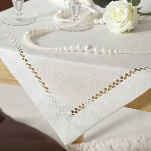 Emily - dekorační ubrus s ažurovou výšivkou, barva bílá, velikost 85x85cm