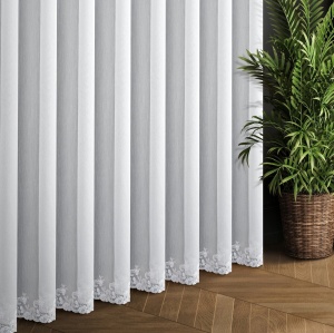 Záclona F21217, šití na míru, bílá matná, dolní lem s ornamentovou výšivkou